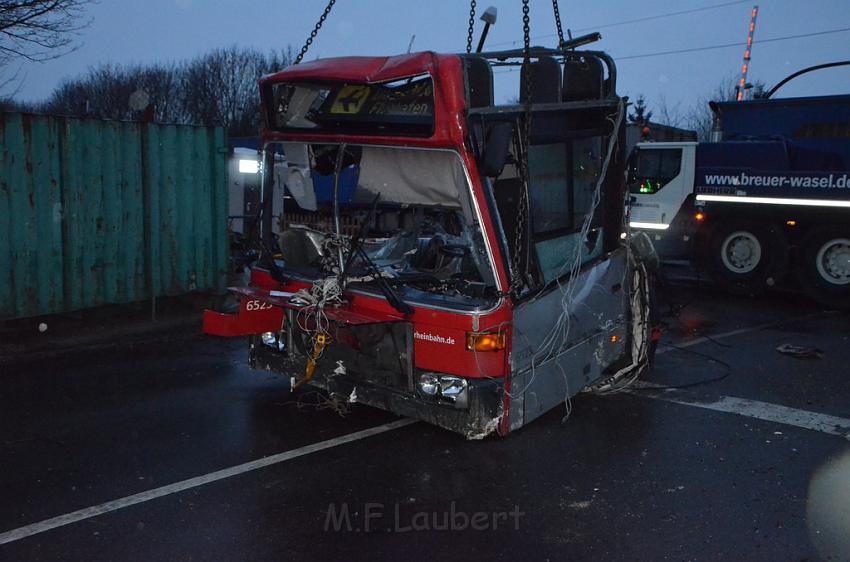 Schwerer VU Bus Zug Düsseldorf P542.JPG